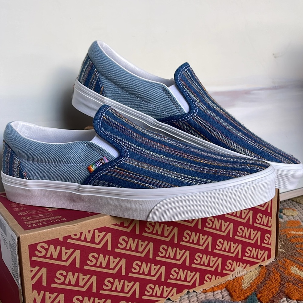 Vans WMNS Classic Slip-On
2gether As Ourselves Multi
VN000BVZCYL
Sneakers - Picture 7 of 16